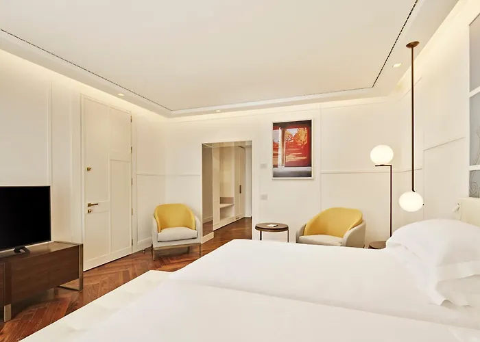 The Britannique Hotel Naples, Curio Collection By Hilton