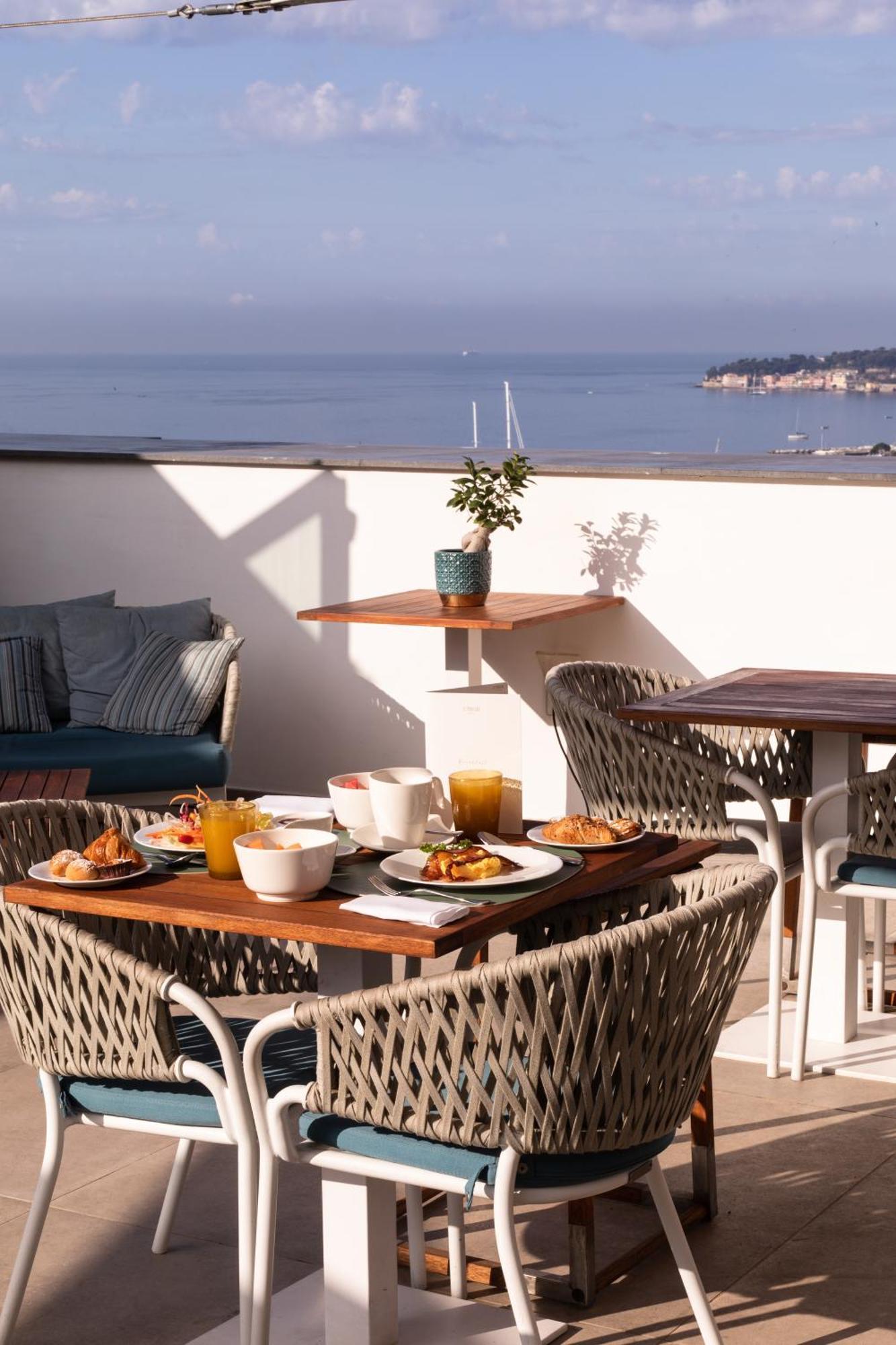 Hotel The Britannique Naples, Curio Collection By Hilton 5*