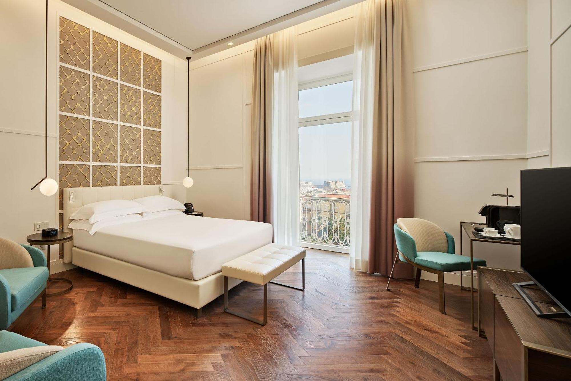Hotel The Britannique Naples, Curio Collection By Hilton 5*