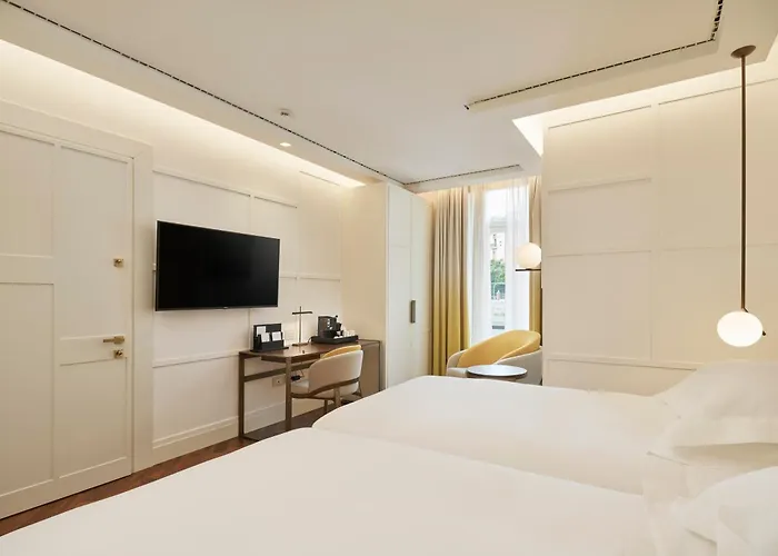 De Bonart Naples, Curio Collection By Hilton