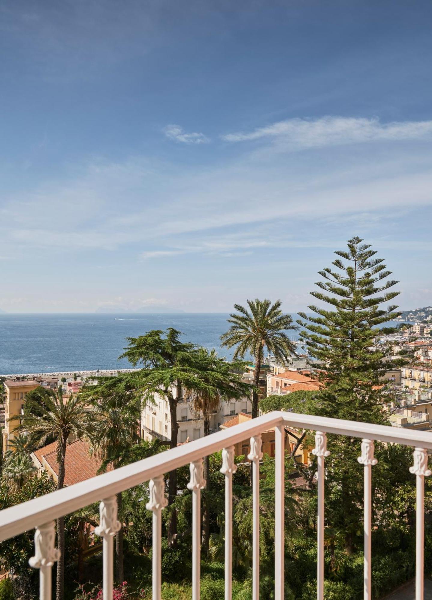 De Bonart Naples, Curio Collection By Hilton Hotel 5*